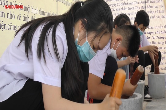 Trải nghiệm làm gốm, cốm hấp dẫn học sinh